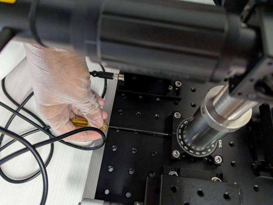Hex key adjustment of the rotation stage